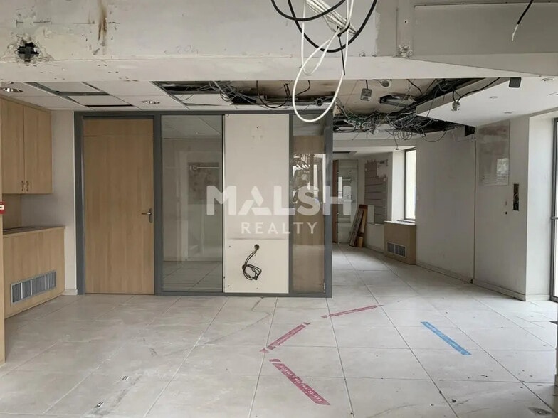 Retail in Villeurbanne for lease - Interior Photo - Image 2 of 11
