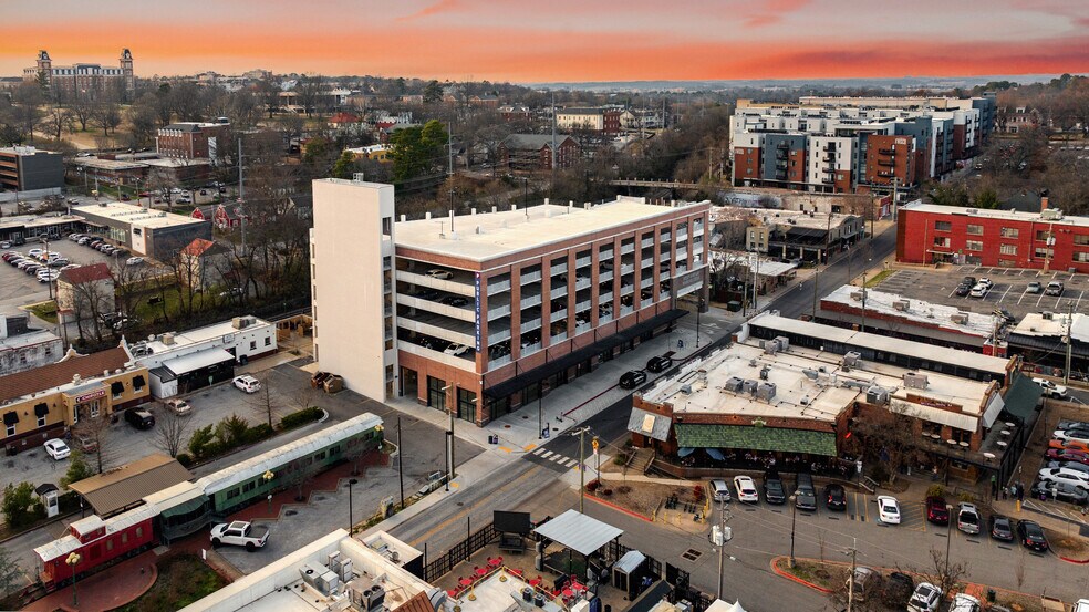 325 N West Ave, Fayetteville, AR à louer - Photo du bâtiment - Image 1 de 13