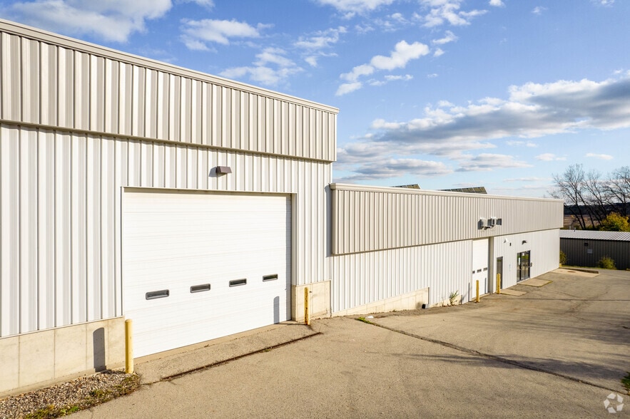 3301 Latham Dr, Madison, WI à vendre - Photo du bâtiment - Image 2 de 4