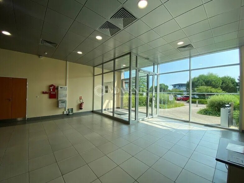 Bureau dans Élancourt à louer - Hall d’entrée - Image 3 de 8