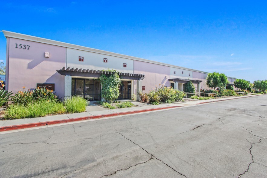 1537 E McFadden Ave, Santa Ana, CA à louer - Photo du bâtiment - Image 3 de 21