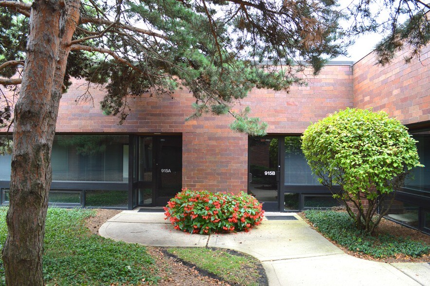 915 N Plum Grove Rd, Schaumburg, IL à louer - Photo du bâtiment - Image 1 de 17