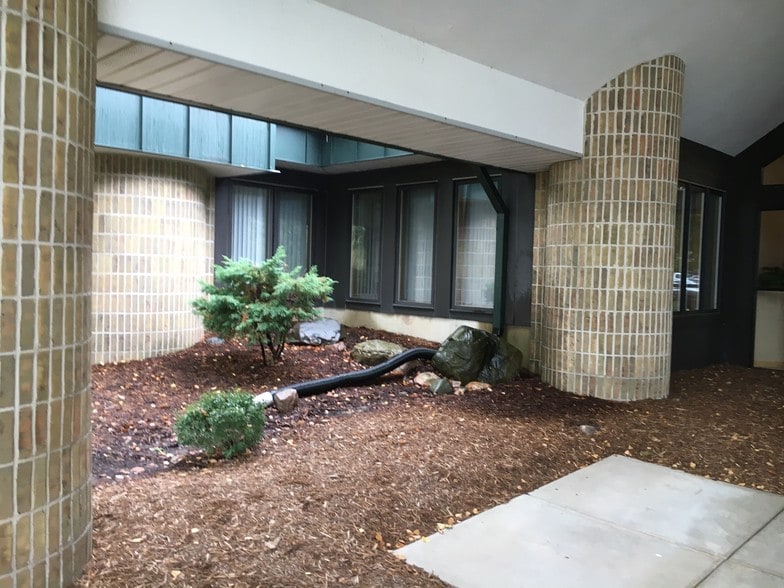 2121 University Park Dr, Okemos, MI à louer - Photo du bâtiment - Image 2 de 14