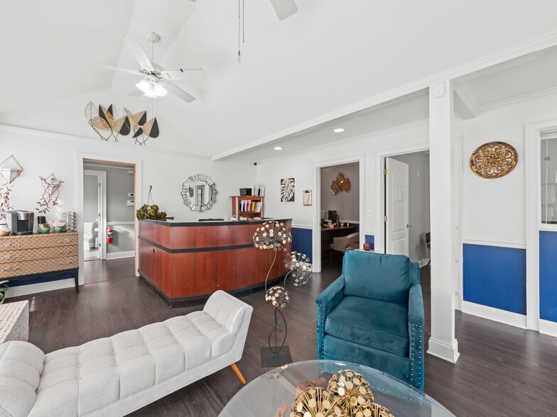 1937 Robertson Loop Rd, Clarkesville, GA for sale - Interior Photo - Image 3 of 10