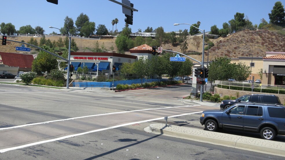 18635 Soledad Canyon Rd, Santa Clarita, CA à louer - Photo du bâtiment - Image 3 de 10