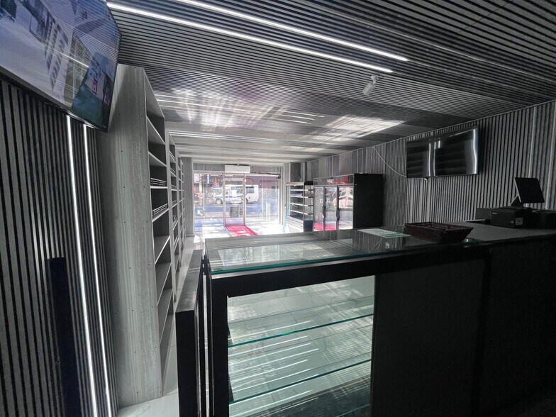 219 W 14th St, New York, NY à louer - Photo du bâtiment - Image 3 de 16