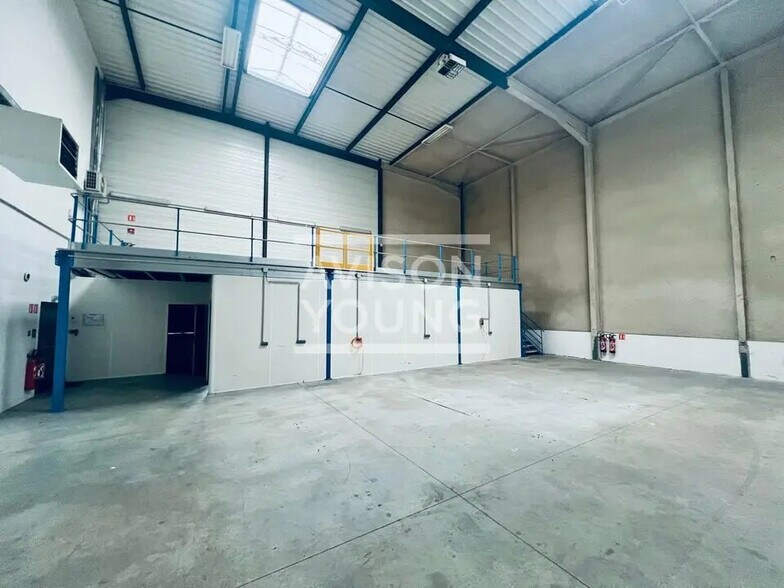 Flex in Saint-Denis for lease - Interior Photo - Image 3 of 13