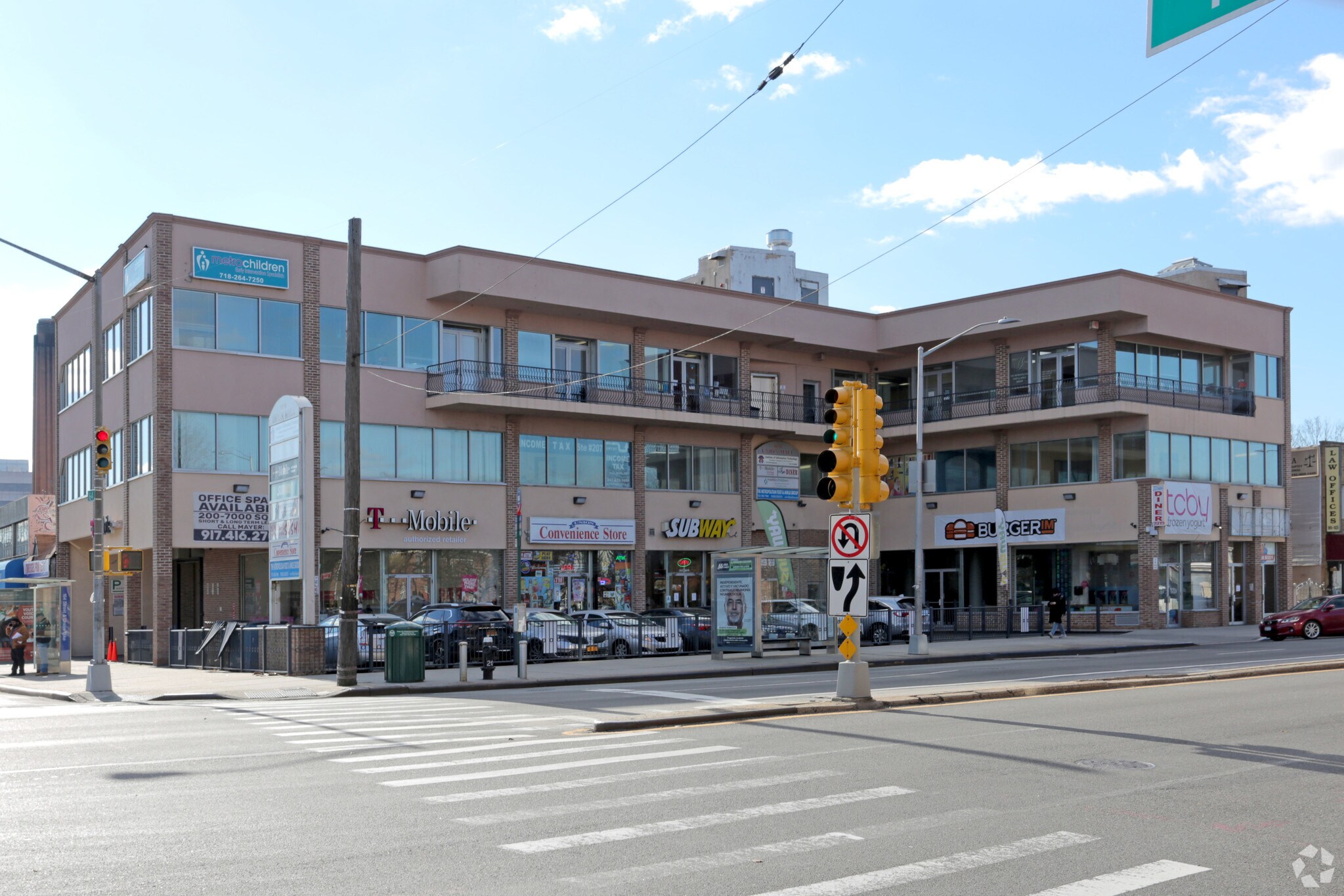162-16 Union Tpke, Flushing, NY à louer Photo du bâtiment- Image 1 de 7