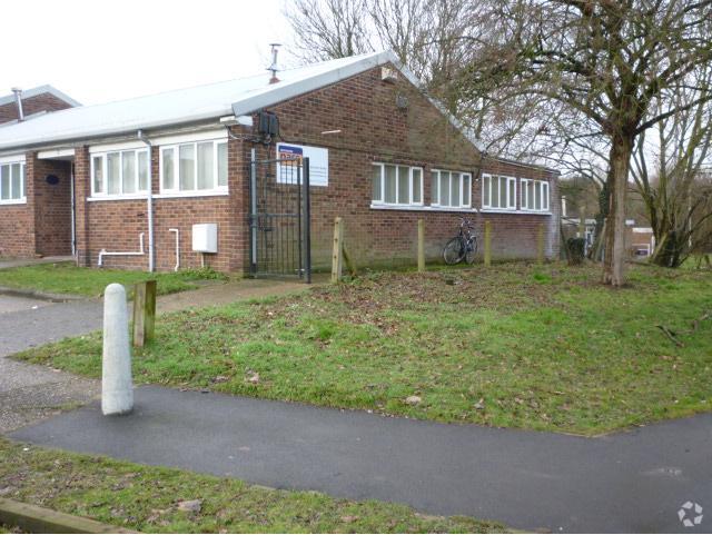 2-14 Brownfields, Welwyn Garden City for lease Primary Photo- Image 1 of 6