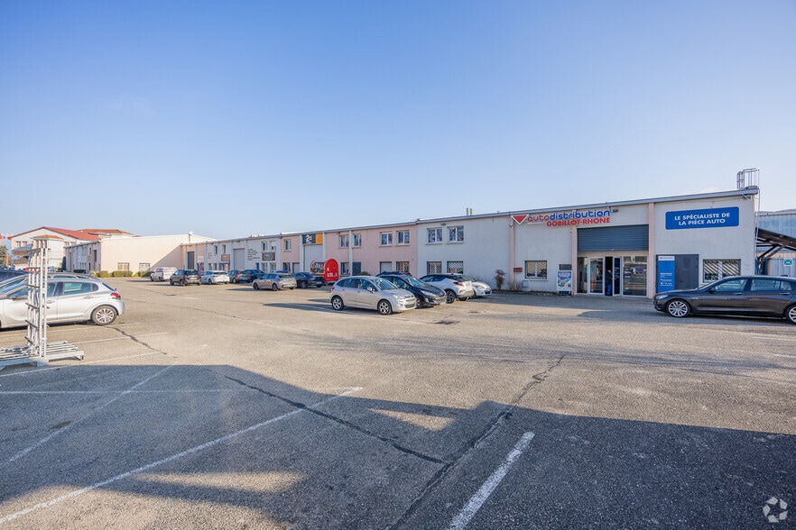Flex dans Décines-Charpieu à louer - Photo du bâtiment - Image 1 de 24