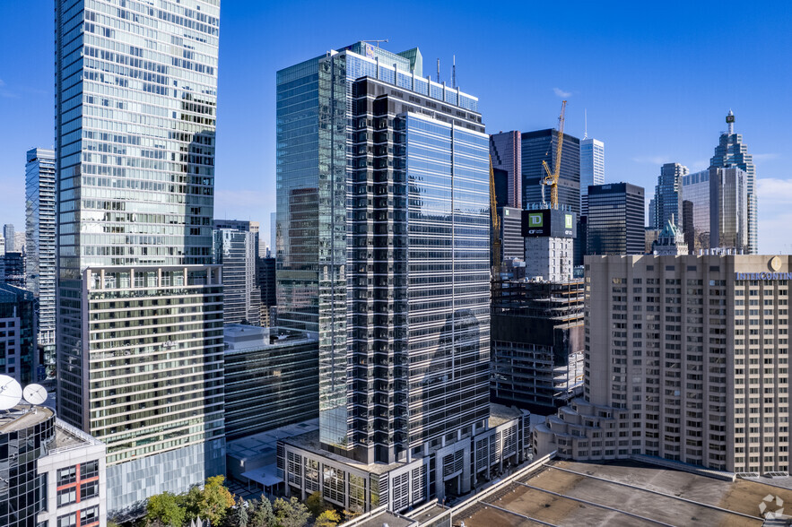 200 Front St W, Toronto, ON for lease - Building Photo - Image 1 of 10