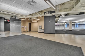 215 Riverfront Ter, Eau Claire, WI à louer Photo intérieure- Image 2 de 8