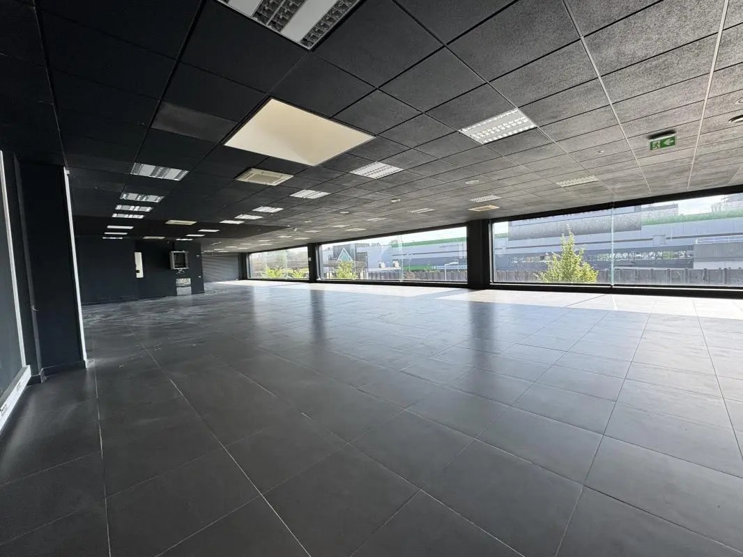 Flex in Nanterre for lease Building Photo- Image 1 of 14