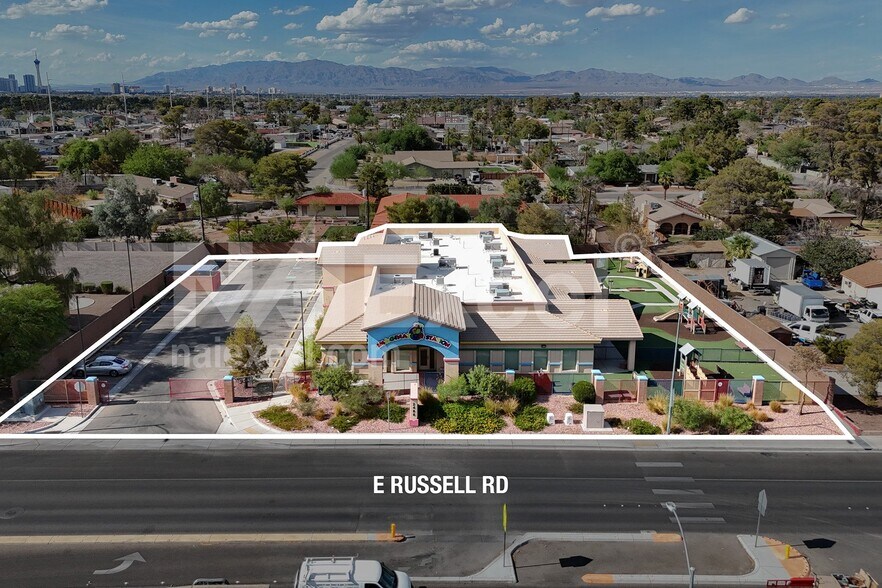 2488 E Russell Rd, Las Vegas, NV à louer - Photo du bâtiment - Image 3 de 33