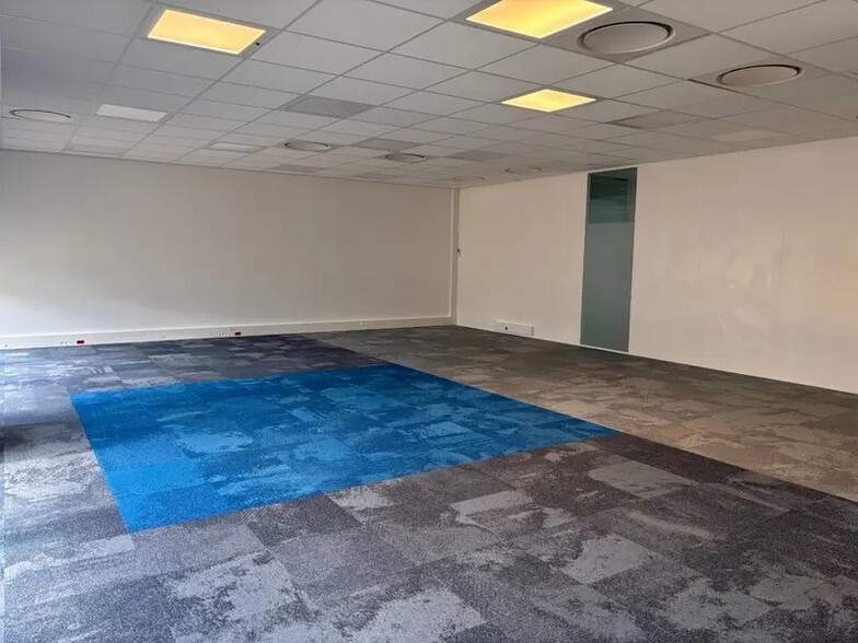 Office in Saint-Priest for lease - Interior Photo - Image 3 of 11
