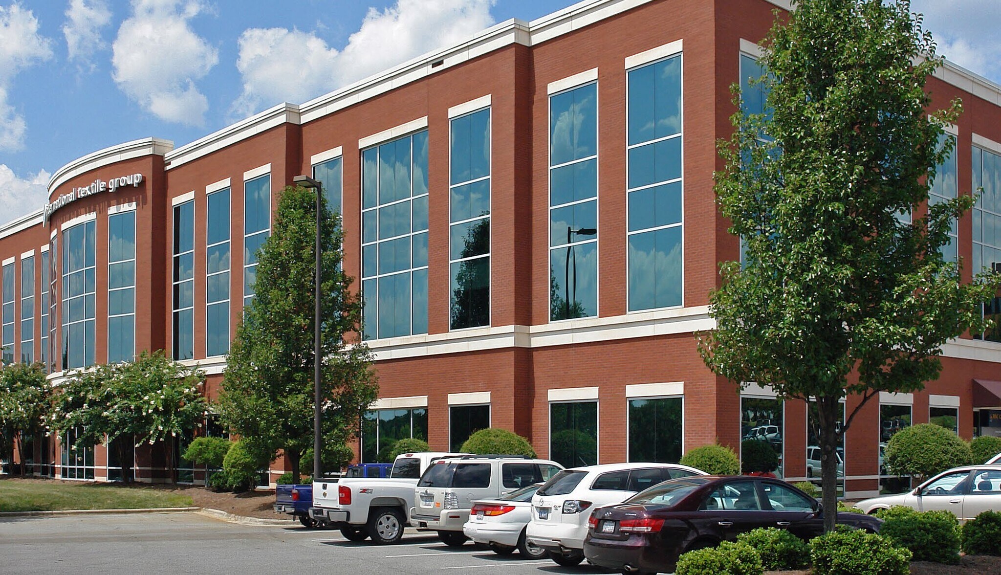 804 Green Valley Rd, Greensboro, NC à louer Photo du bâtiment- Image 1 de 6