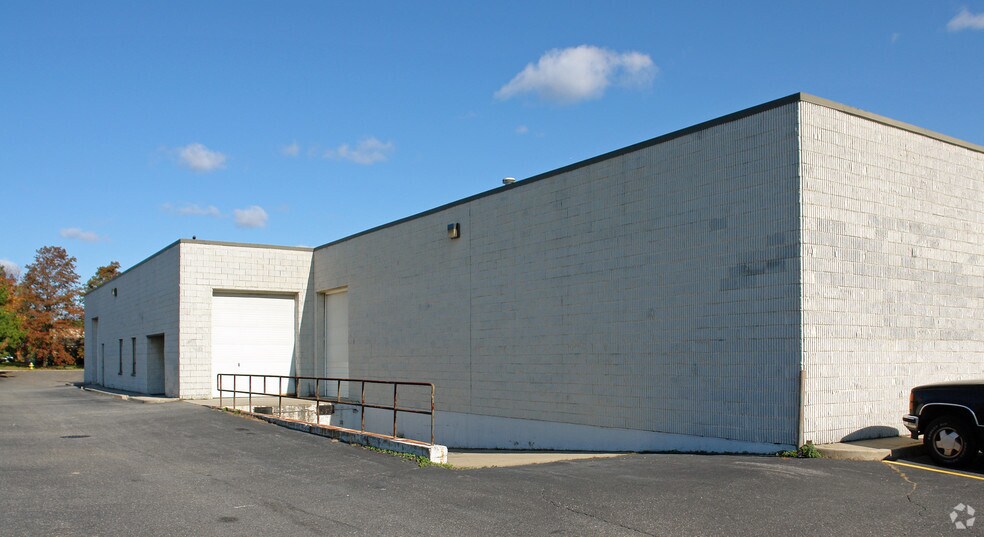 80 Keyland Ct, Bohemia, NY à louer - Photo du bâtiment - Image 3 de 4