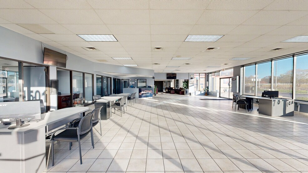 1501 Vernon Odom Blvd, Akron, OH à vendre - Numérisation 3D de Matterport - Image 2 de 21