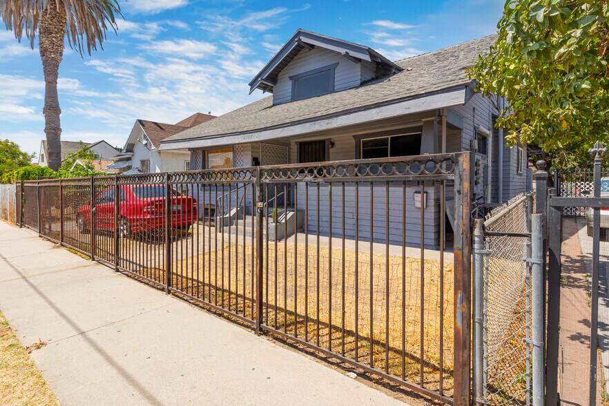1253 E 46th St, Los Angeles, CA à vendre - Photo du bâtiment - Image 3 de 13