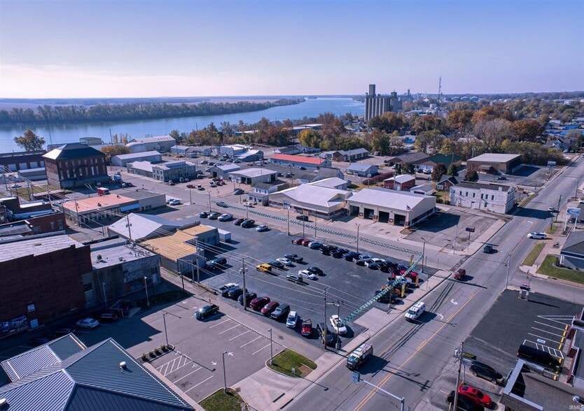 311 W College Ave, Mount Vernon, IN for sale - Building Photo - Image 2 of 9