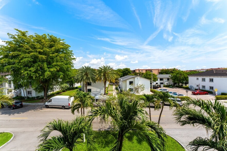 Four Residential Condo Investment Sale portfolio of 3 properties for sale on LoopNet.ca - Interior Photo - Image 3 of 29