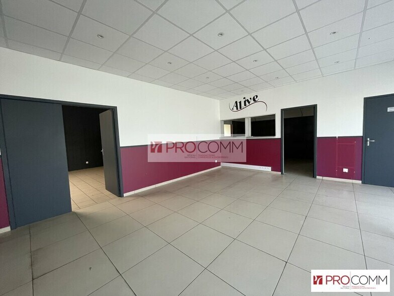 Retail in Chartres for lease - Interior Photo - Image 2 of 9