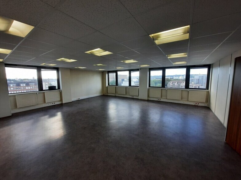 Office in Rouen for lease - Interior Photo - Image 2 of 12