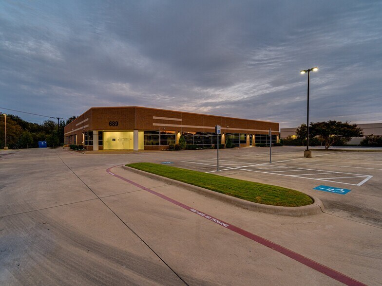 689 Airport Fwy, Hurst, TX à louer - Photo du bâtiment - Image 3 de 19
