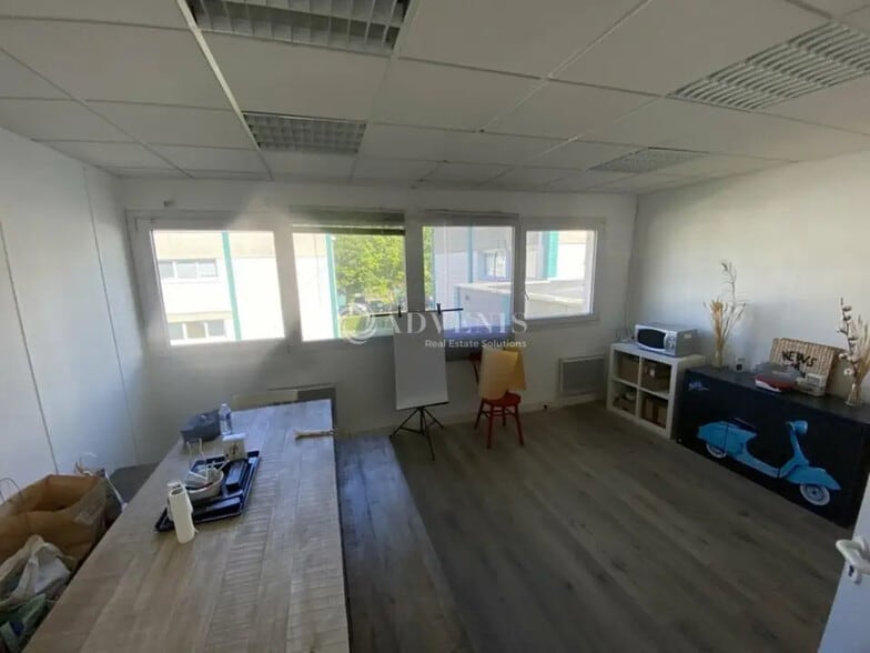 Flex in Trappes for lease - Interior Photo - Image 1 of 3