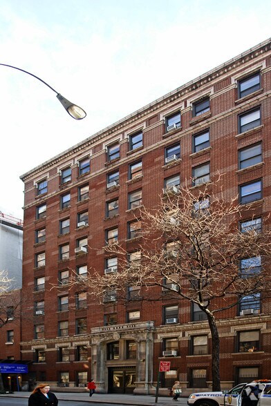 225 W 71st St, New York, NY à louer - Photo du bâtiment - Image 3 de 4