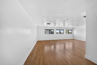 19709 Ventura Blvd, Woodland Hills, CA for lease Interior Photo- Image 2 of 5