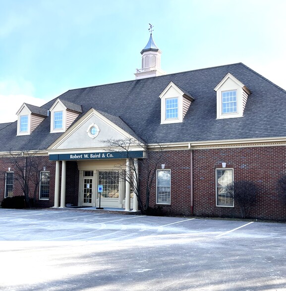 1535-1539 W Market St, Mequon, WI for lease - Building Photo - Image 2 of 6