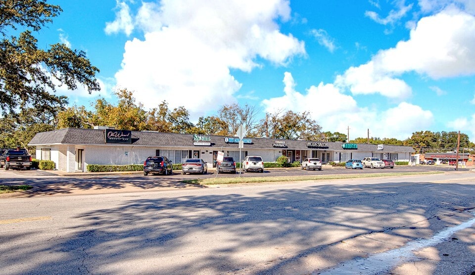 1012 N Davis Dr, Arlington, TX for sale - Building Photo - Image 3 of 15