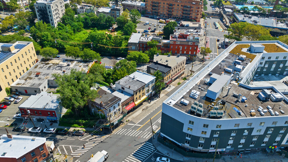 Victory Blvd portfolio of 2 properties for sale on LoopNet.ca - Building Photo - Image 3 of 6