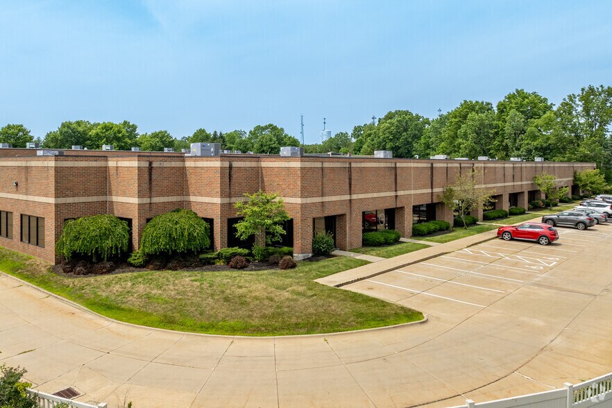 3755 Boettler Oaks Dr, Uniontown, OH à louer - Photo du bâtiment - Image 3 de 14