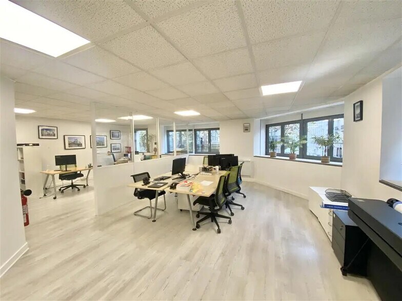 Office in Boulogne-Billancourt for lease - Building Photo - Image 1 of 8
