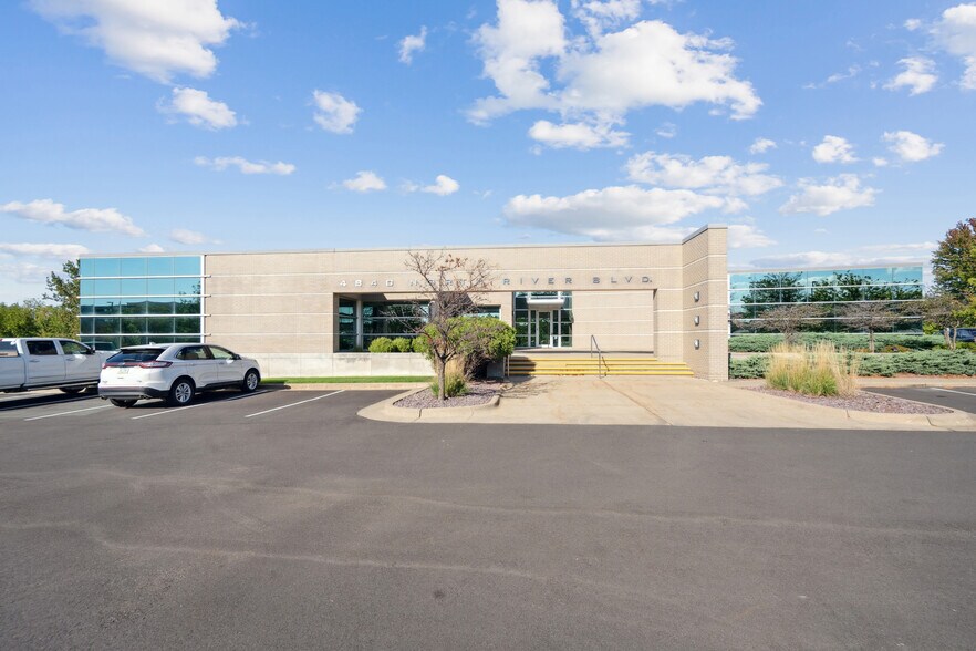 4840 N River Blvd NE, Cedar Rapids, IA à louer - Photo du bâtiment - Image 2 de 10