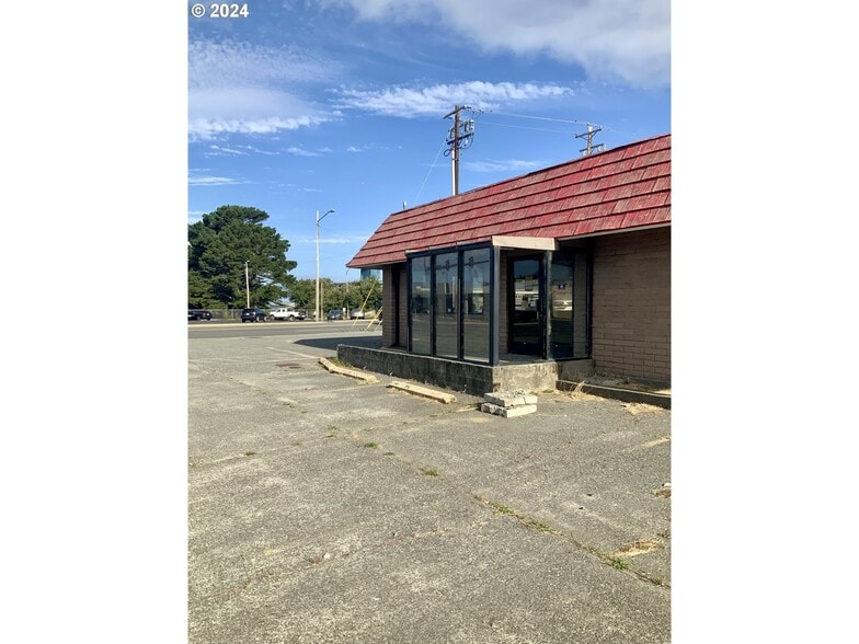 29565 Ellensburg Ave, Gold Beach, OR for sale - Building Photo - Image 3 of 6
