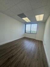 915 Middle River Dr, Fort Lauderdale, FL for lease Interior Photo- Image 2 of 5