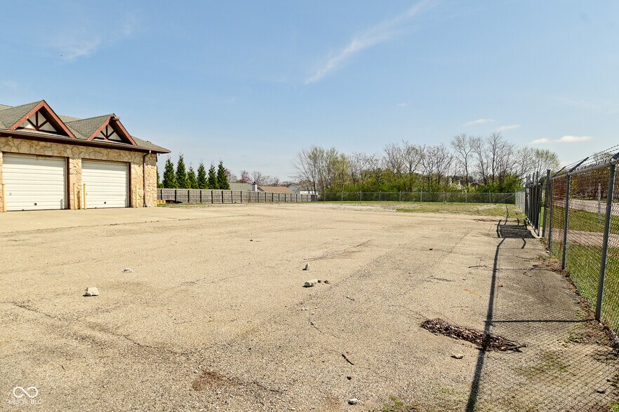 4976 W Smith Valley Rd, Greenwood, IN à vendre - Photo du bâtiment - Image 2 de 19