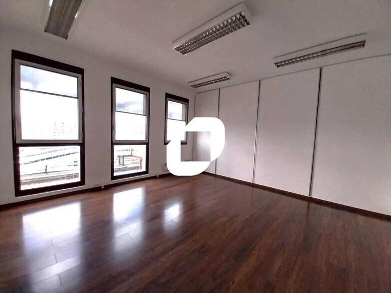 Office in Montigny-le-Bretonneux for lease - Interior Photo - Image 2 of 15