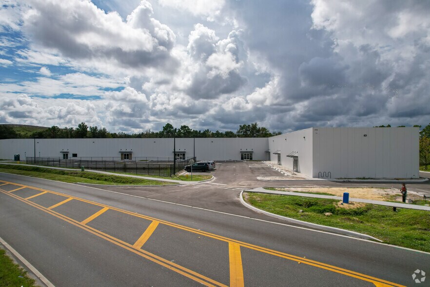 5722 Young Pine Rd, Orlando, FL à louer - Photo du bâtiment - Image 3 de 5