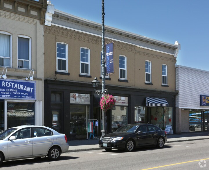 188-190 Raglan St S, Renfrew, ON à louer - Photo du bâtiment - Image 3 de 10