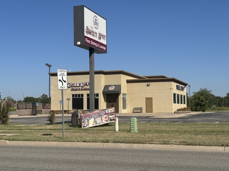 8448 W Central Ave, Wichita, KS for lease - Building Photo - Image 1 of 4