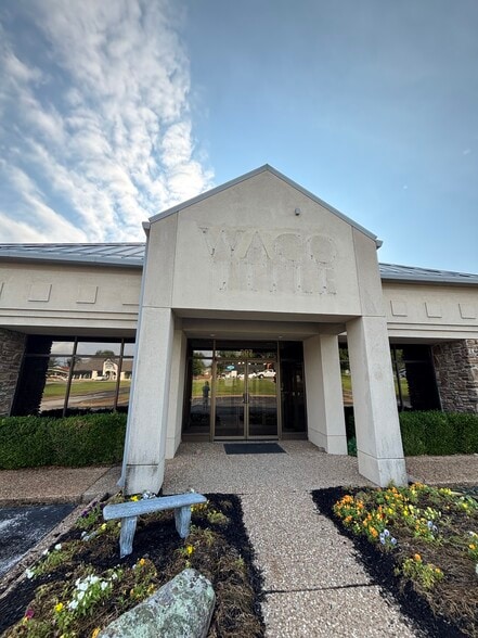 307 N Walton Blvd, Bentonville, AR for lease - Building Photo - Image 2 of 18