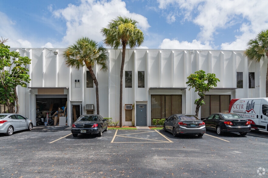 1901-1923 Mears Pky, Margate, FL à louer - Photo du bâtiment - Image 3 de 3