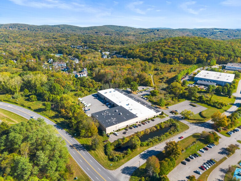 16 Mt. Ebo Rd S, Brewster Village, NY à vendre - Photo du bâtiment - Image 2 de 10