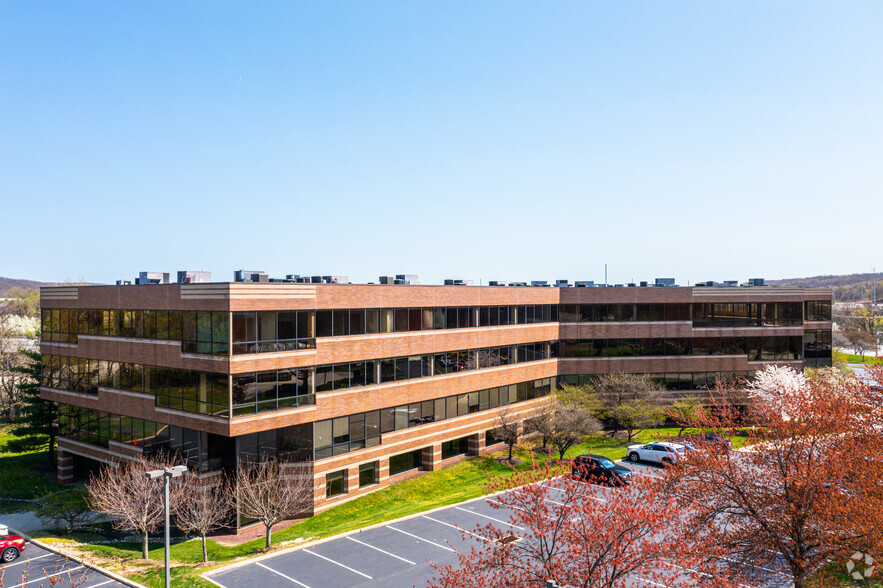 101 Lindenwood Dr, Malvern, PA à louer - Photo du bâtiment - Image 2 de 7