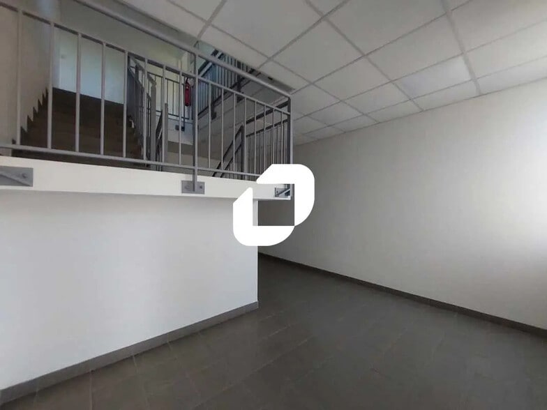 Flex in Coignières for lease - Interior Photo - Image 1 of 12