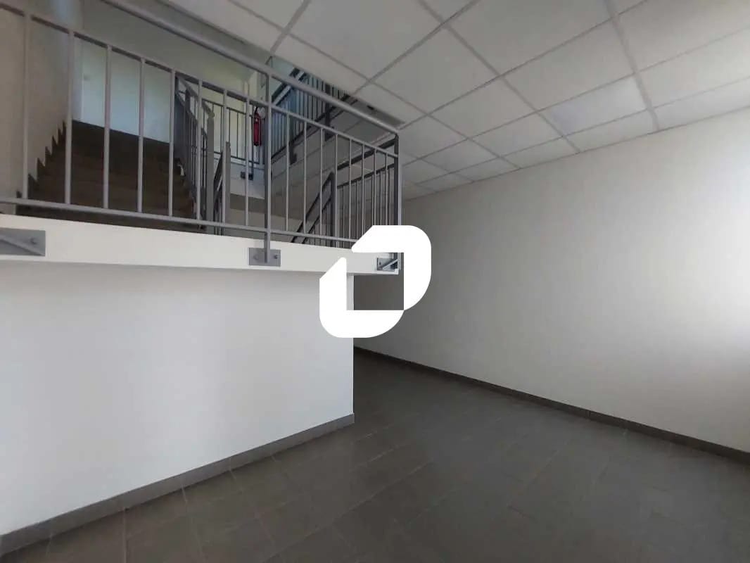 Flex in Coignières for lease Interior Photo- Image 1 of 13